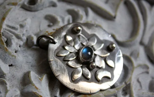 Nénuphar au clair de lune, pendentif nuit romantique en argent et labradorite
