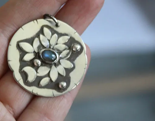 Nénuphar au clair de lune, pendentif nuit romantique en argent et labradorite