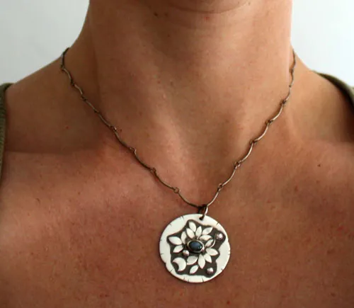 Nénuphar au clair de lune, pendentif nuit romantique en argent et labradorite