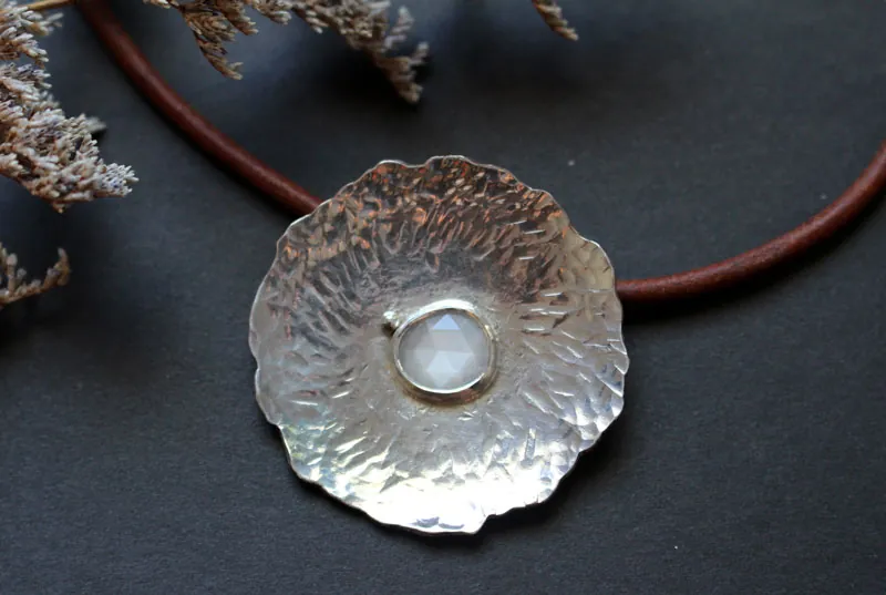 Nénuphar sous la lune, collier feuille de lotus en argent et pierre de lune