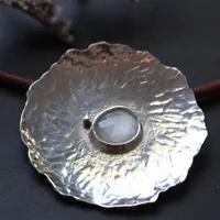Nénuphar sous la lune