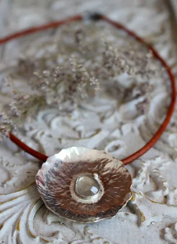 Nénuphar sous la pluie, collier feuille aquatique en argent et saphir