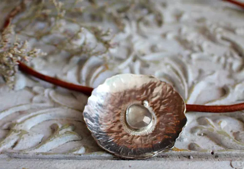 Nénuphar sous la pluie, collier feuille aquatique en argent et saphir