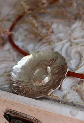 Nénuphar sous la pluie, collier feuille aquatique en argent et saphir