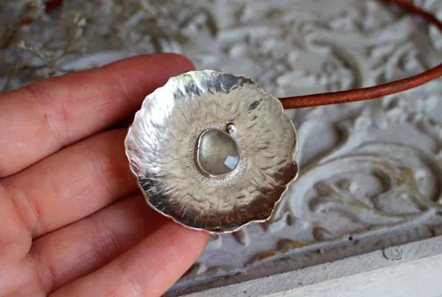 Nénuphar sous la pluie, collier feuille aquatique en argent et saphir