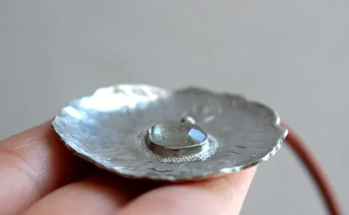 Nénuphar sous la pluie, collier feuille aquatique en argent et saphir
