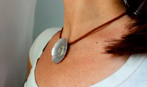 Nénuphar sous la pluie, collier feuille aquatique en argent et saphir