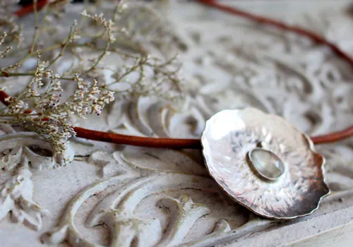Nénuphar sous la pluie, collier feuille aquatique en argent et saphir