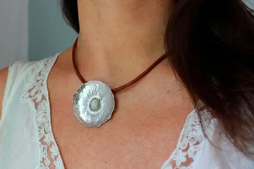 Nénuphar sous la pluie, collier feuille aquatique en argent et saphir