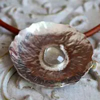 Nénuphar sous la pluie, collier feuille aquatique en argent et saphir
