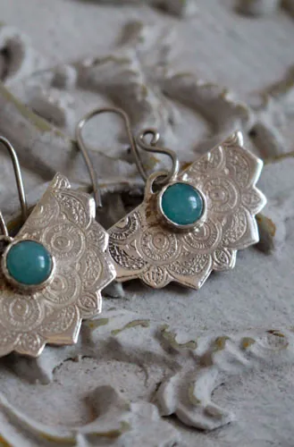 Nīlā pakṣī, boucles d’oreilles orientales en argent et amazonite