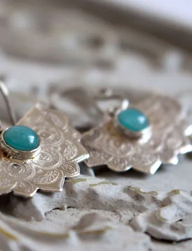 Nīlā pakṣī, boucles d’oreilles orientales en argent et amazonite