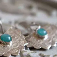 Nīlā pakṣī, boucles d’oreilles orientales en argent et amazonite