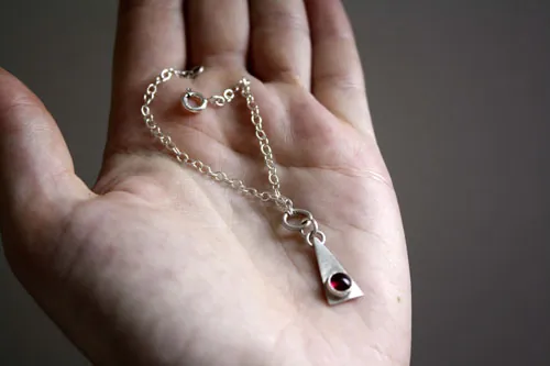 Nilambita, bracelet triangle en argent et pierre de naissance (grenat, améthyste, aigue-marine, pierre de lune, onyx, alexandrite, rubis, péridot, saphir, opale, citrine, turquoise)