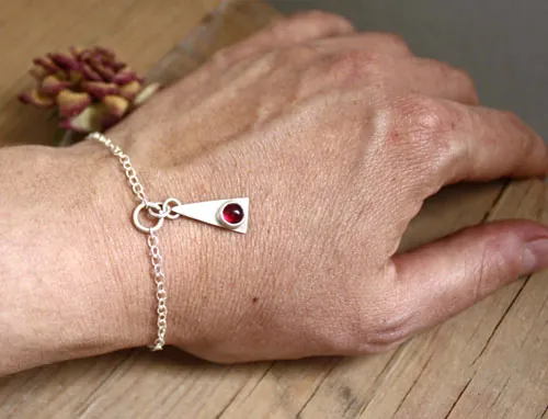 Nilambita, bracelet triangle en argent et pierre de naissance (grenat, améthyste, aigue-marine, pierre de lune, onyx, alexandrite, rubis, péridot, saphir, opale, citrine, turquoise)