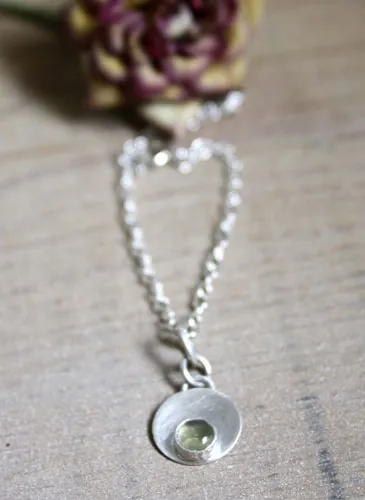 Nima, bracelet rond en argent et pierre de naissance (grenat, améthyste, aigue-marine, pierre de lune, onyx, alexandrite, rubis, péridot, saphir, opale, citrine, turquoise)