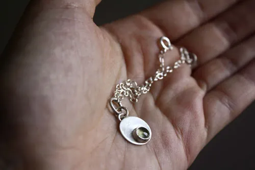 Nima, bracelet rond en argent et pierre de naissance (grenat, améthyste, aigue-marine, pierre de lune, onyx, alexandrite, rubis, péridot, saphir, opale, citrine, turquoise)