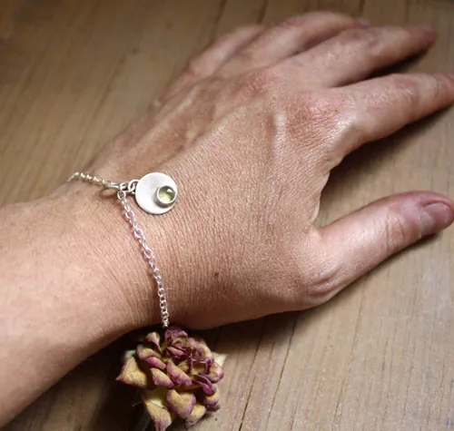 Nima, bracelet rond en argent et pierre de naissance (grenat, améthyste, aigue-marine, pierre de lune, onyx, alexandrite, rubis, péridot, saphir, opale, citrine, turquoise)