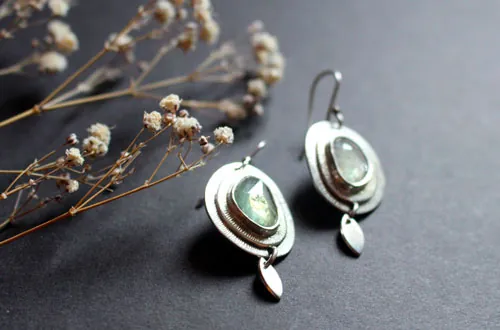 Nova saphir, boucles d’oreilles astronomie en argent et saphir vert