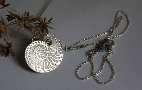 Nautilus, collier coquillage de stabilité et de pérennité en argent et turquoise