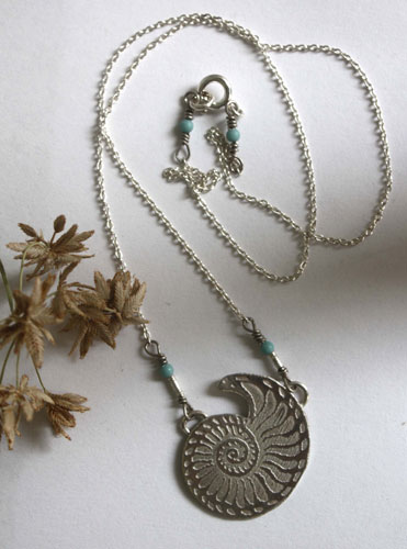 Nautilus, collier coquillage de stabilité et de pérennité en argent et turquoise