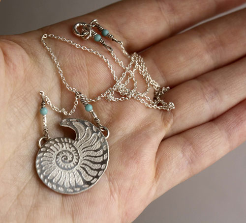 Nautilus, collier coquillage de stabilité et de pérennité en argent et turquoise