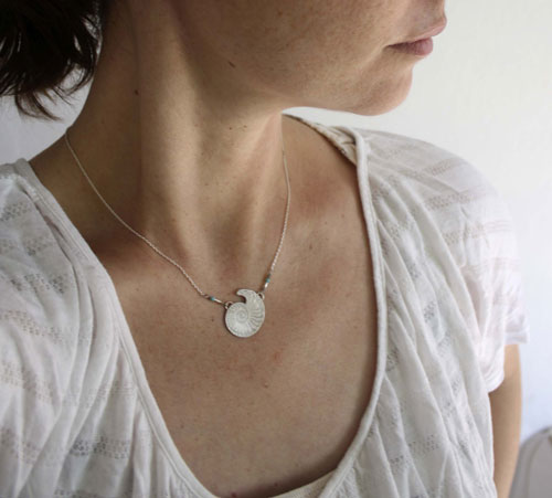 Nautilus, collier coquillage de stabilité et de pérennité en argent et turquoise