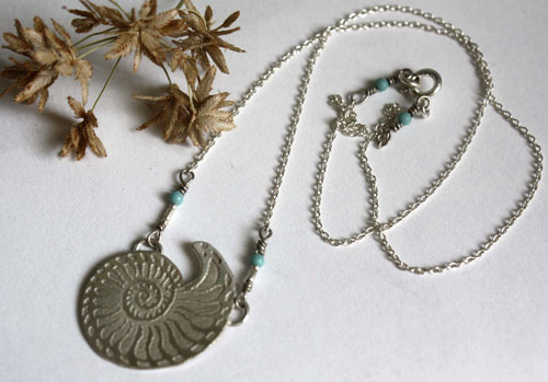 Nautilus, collier coquillage de stabilité et de pérennité en argent et turquoise