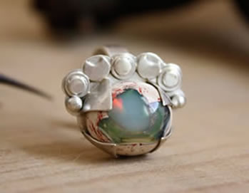 Nébuleuse, bague astronomie en argent et opale de feu