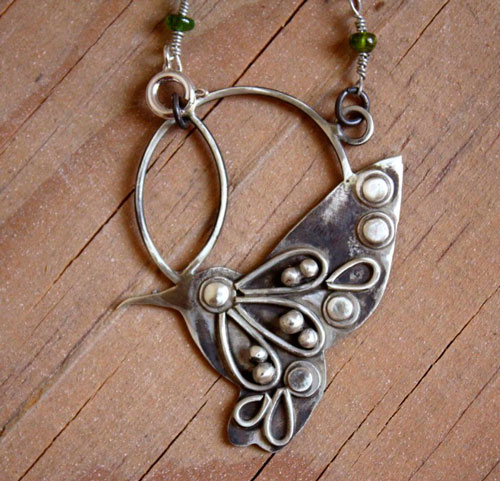 Nectar, collier oiseau colibri en argent et saphir vert