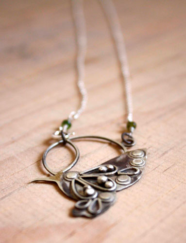 Nectar, collier oiseau colibri en argent et saphir vert