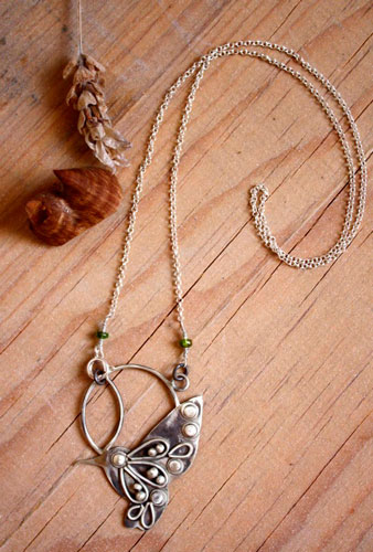Nectar, collier oiseau colibri en argent et saphir vert