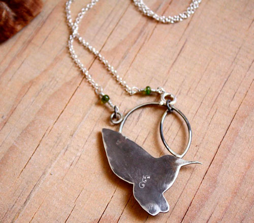 Nectar, collier oiseau colibri en argent et saphir vert