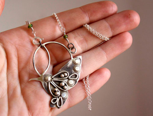 Nectar, collier oiseau colibri en argent et saphir vert