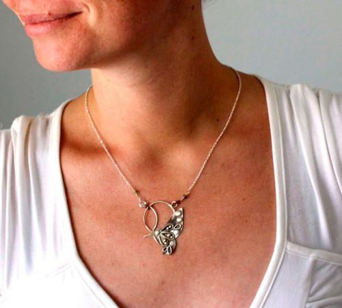 Nectar, collier oiseau colibri en argent et saphir vert