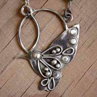 Nectar, collier oiseau colibri en argent et saphir vert