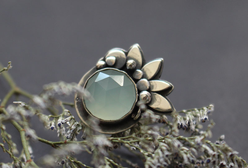 Nénuphar au clair de lune, bague lotus en argent et calcédoine