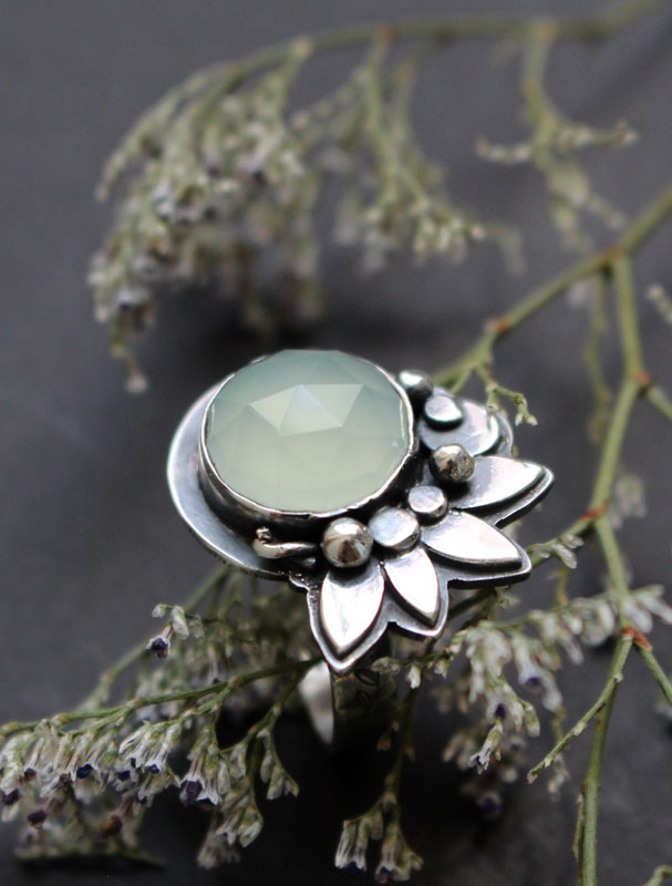 Nénuphar au clair de lune, bague lotus en argent et calcédoine