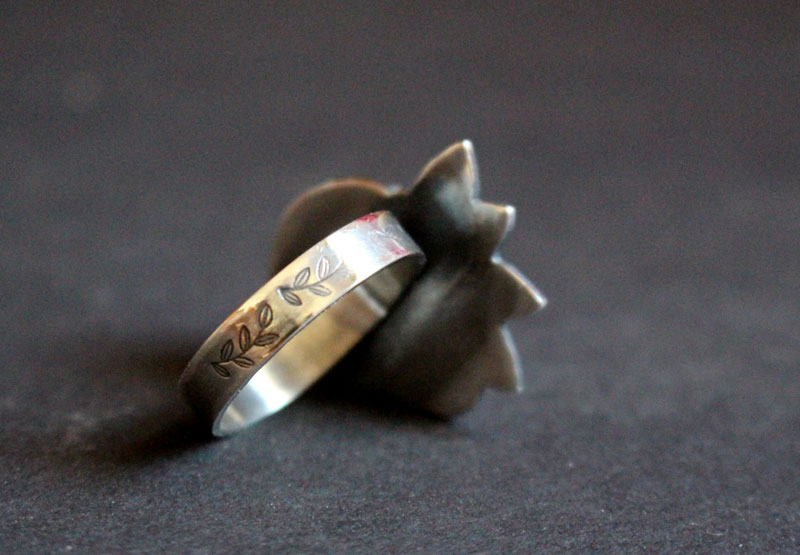 Nénuphar au clair de lune, bague lotus en argent et calcédoine