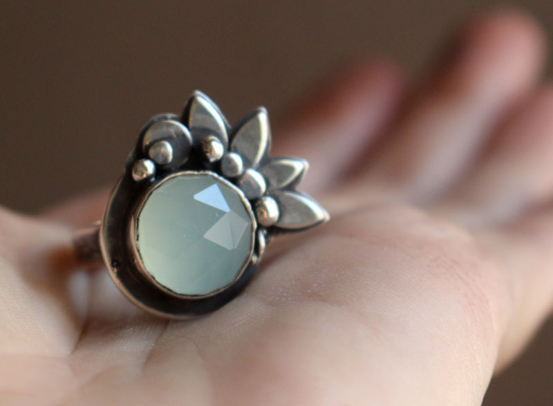 Nénuphar au clair de lune, bague lotus en argent et calcédoine