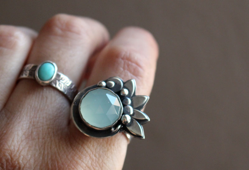 Nénuphar au clair de lune, bague lotus en argent et calcédoine