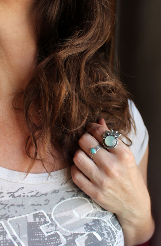 Nénuphar au clair de lune, bague lotus en argent et calcédoine