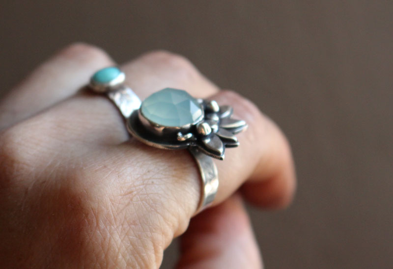 Nénuphar au clair de lune, bague lotus en argent et calcédoine