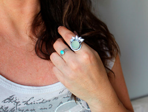 Nénuphar au clair de lune, bague lotus en argent et calcédoine