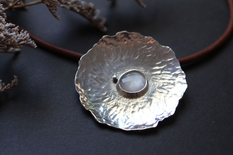 Nénuphar sous la lune, collier feuille de lotus en argent et pierre de lune