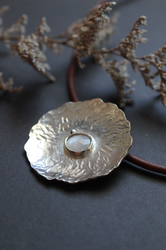 Nénuphar sous la lune, collier feuille de lotus en argent et pierre de lune