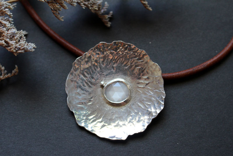 Nénuphar sous la lune, collier feuille de lotus en argent et pierre de lune