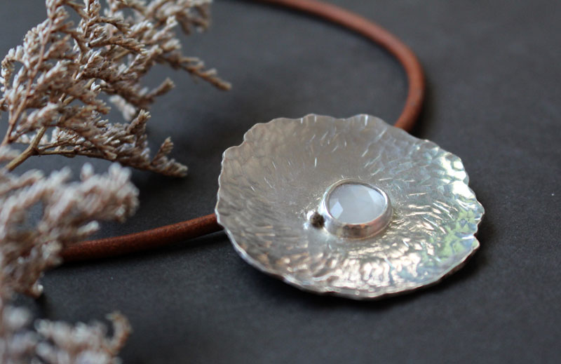 Nénuphar sous la lune, collier feuille de lotus en argent et pierre de lune