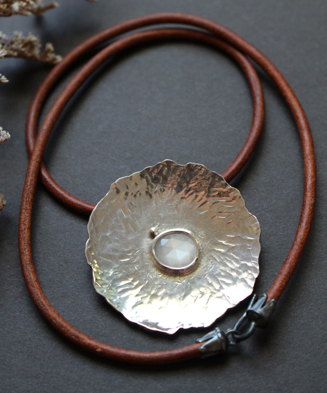 Nénuphar sous la lune, collier feuille de lotus en argent et pierre de lune