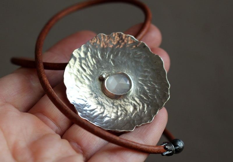 Nénuphar sous la lune, collier feuille de lotus en argent et pierre de lune